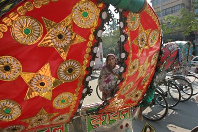I risciò sono un mezzo di trasporto comune in Bangladesh. La decorazione dei risciò è una forma d